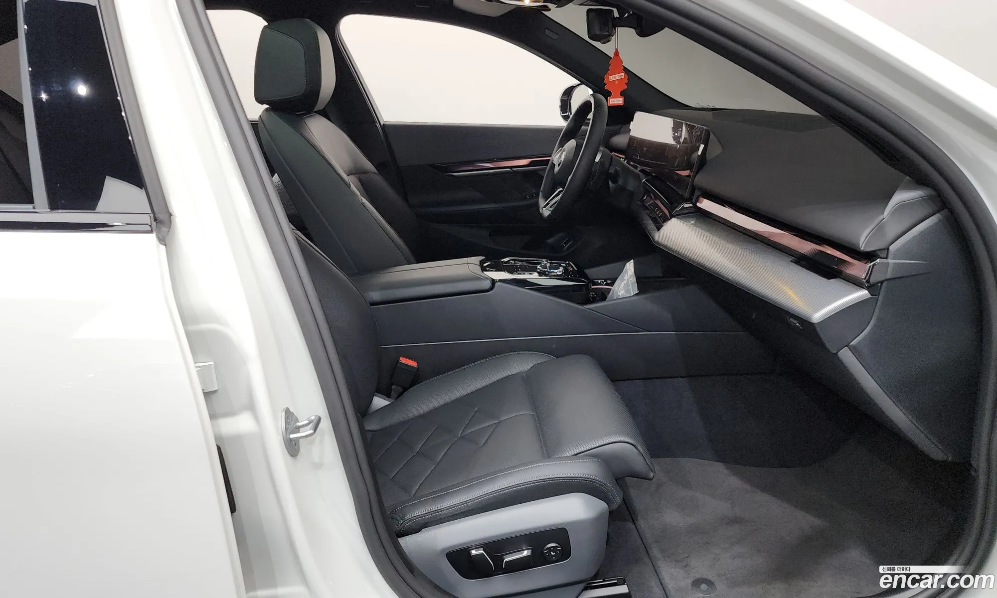 BMW 5 Series 2025 — 33