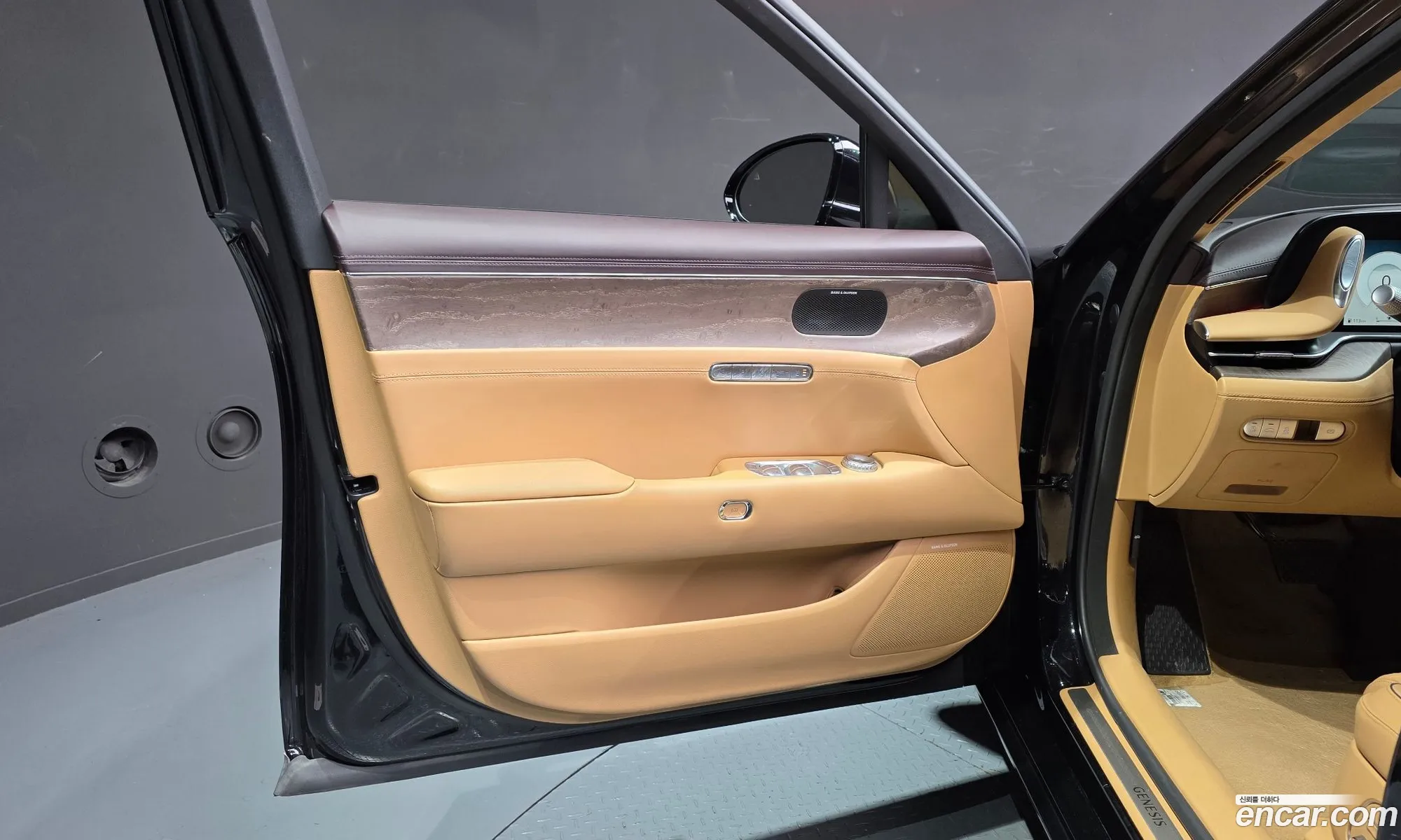 Genesis G90 2022 KMTFA41DDNU008137 — 4