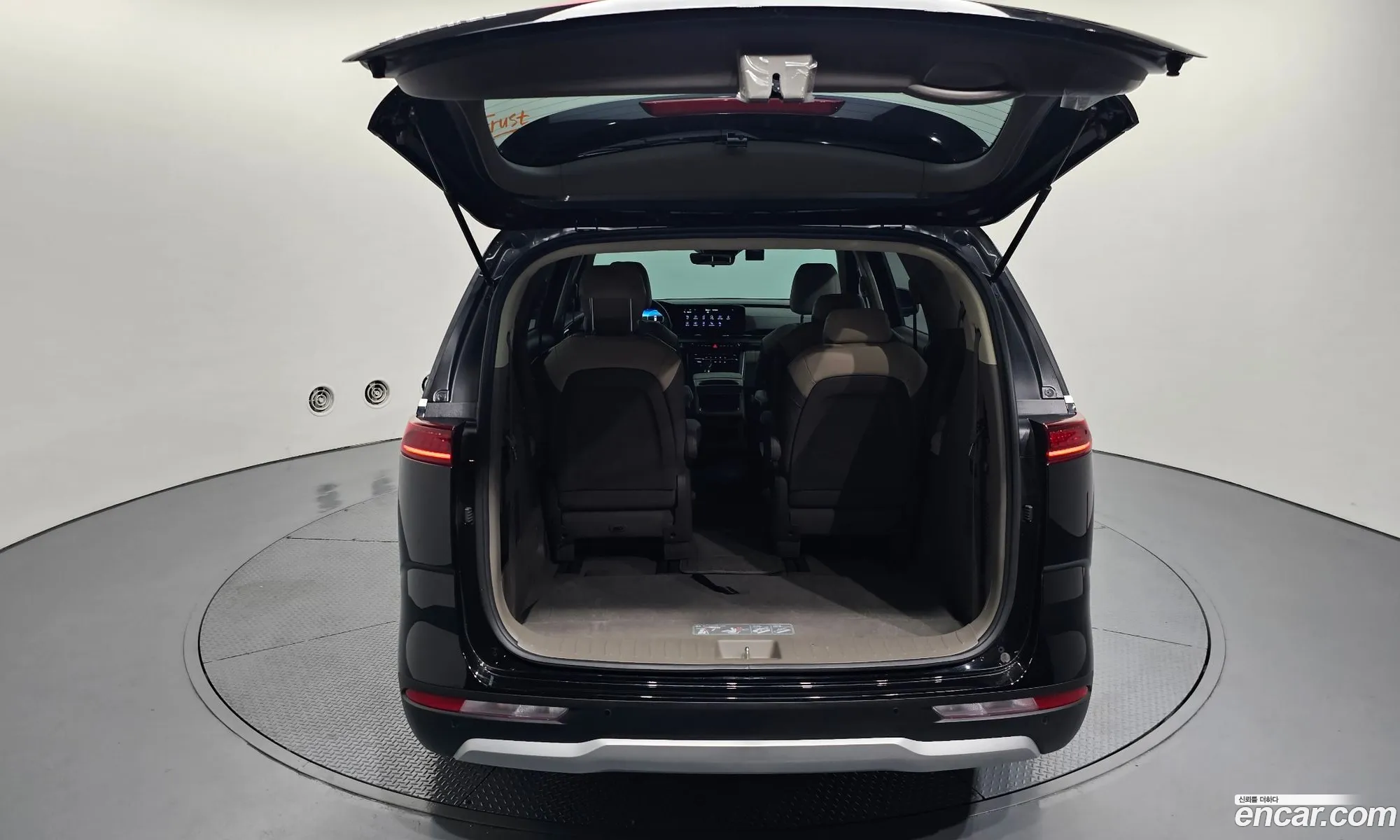 Kia Carnival 2023 — 10