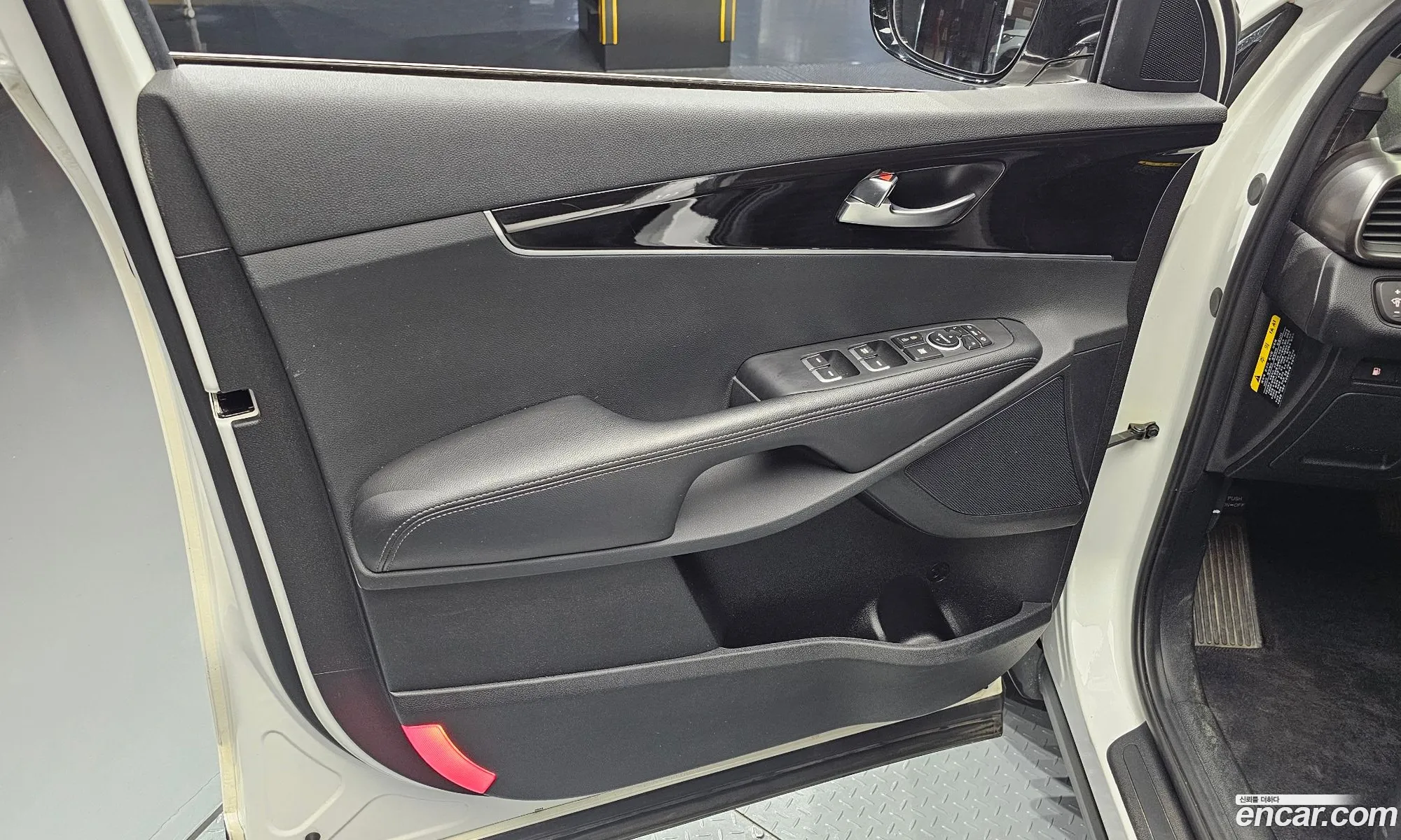 Kia Sorento 2018 KNAPG81BBJA460339 — 16