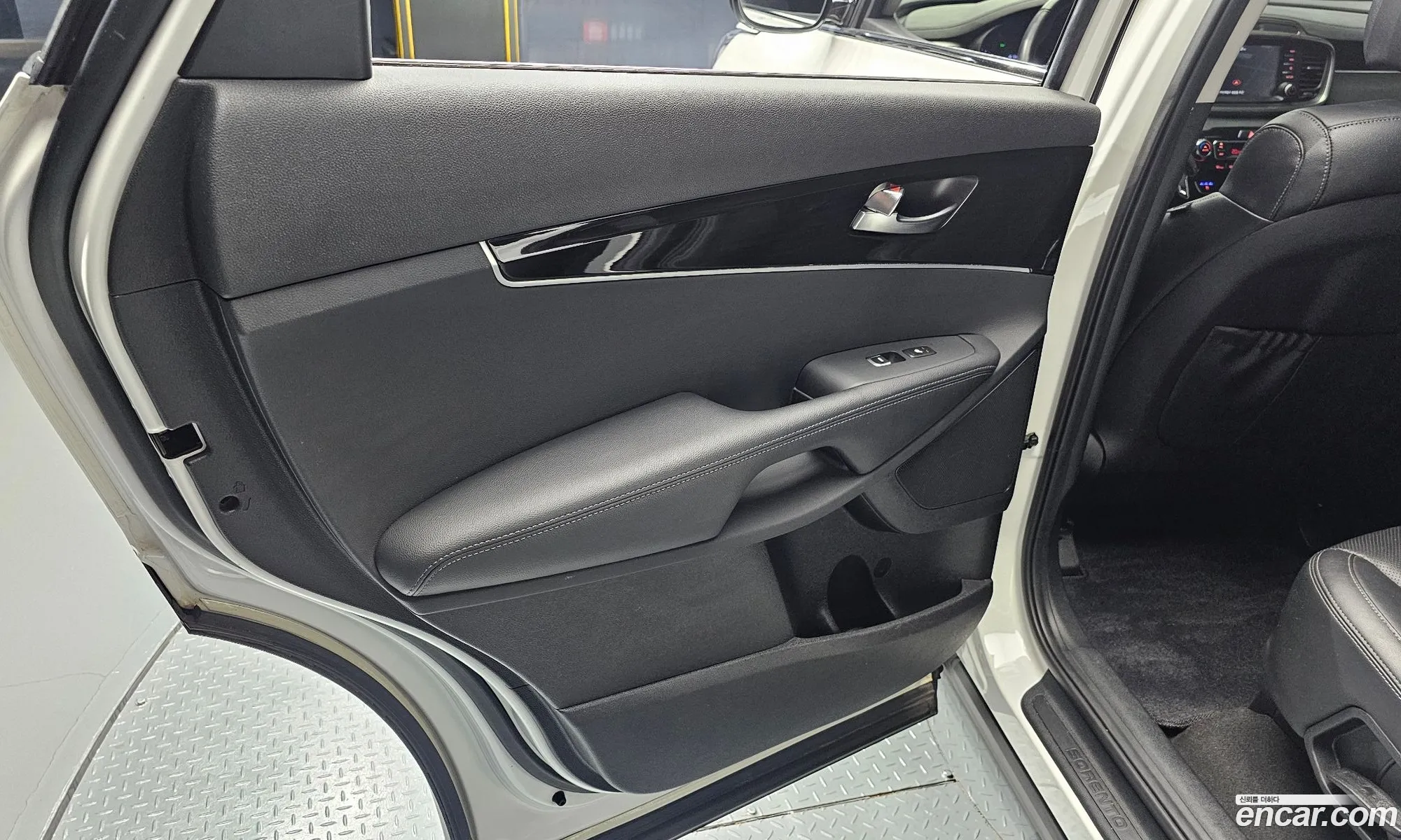 Kia Sorento 2018 KNAPG81BBJA460339 — 8