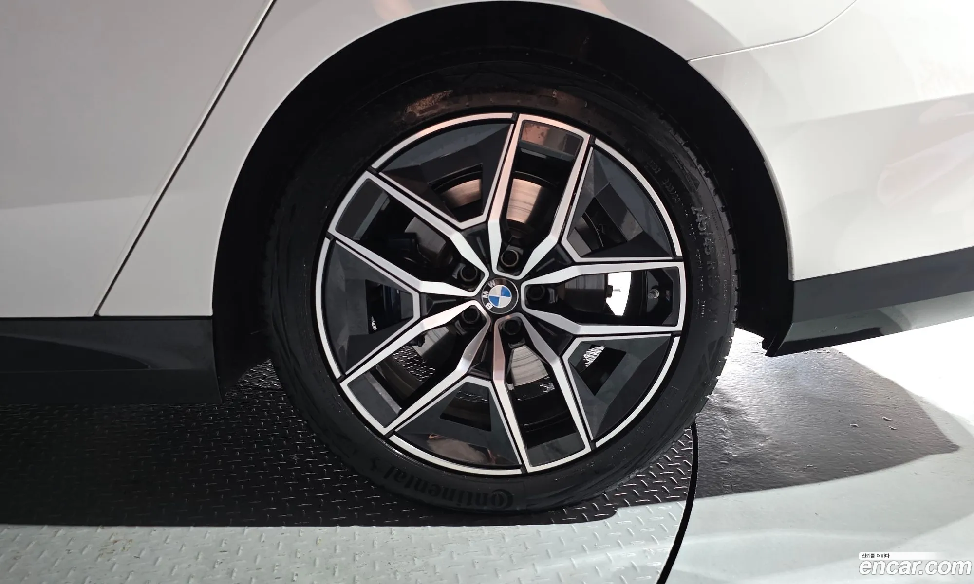 BMW 5 Series 2025 — 28