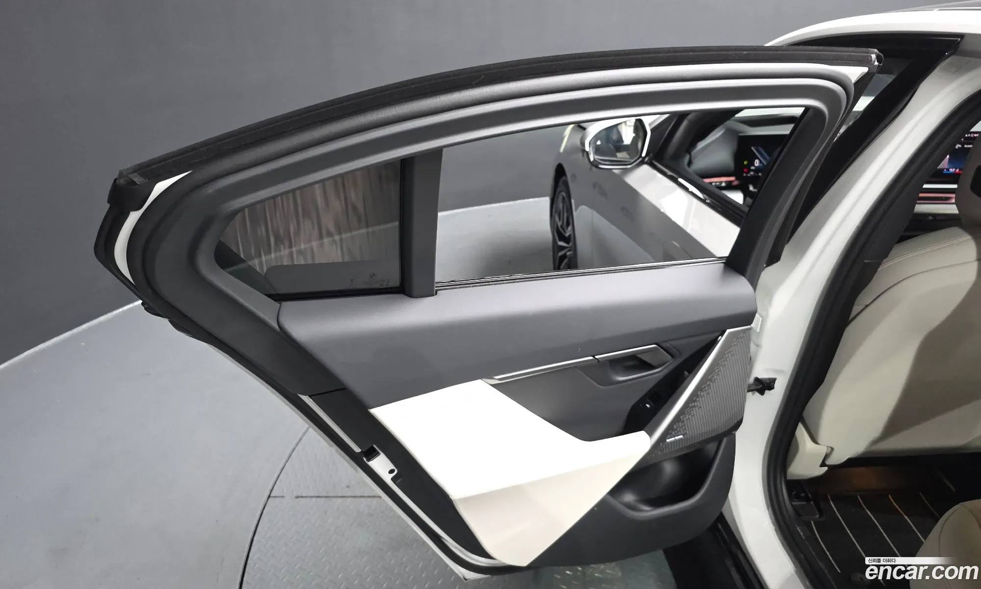 BMW 5 Series 2025 — 17
