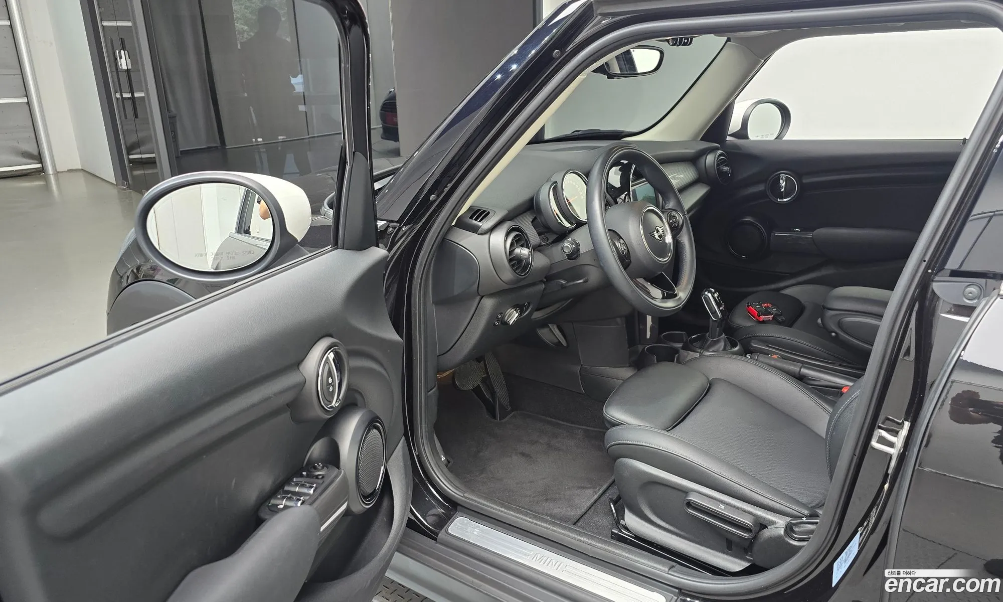 Mini Cooper 2021 WMWXV7108M2N86123 — 4