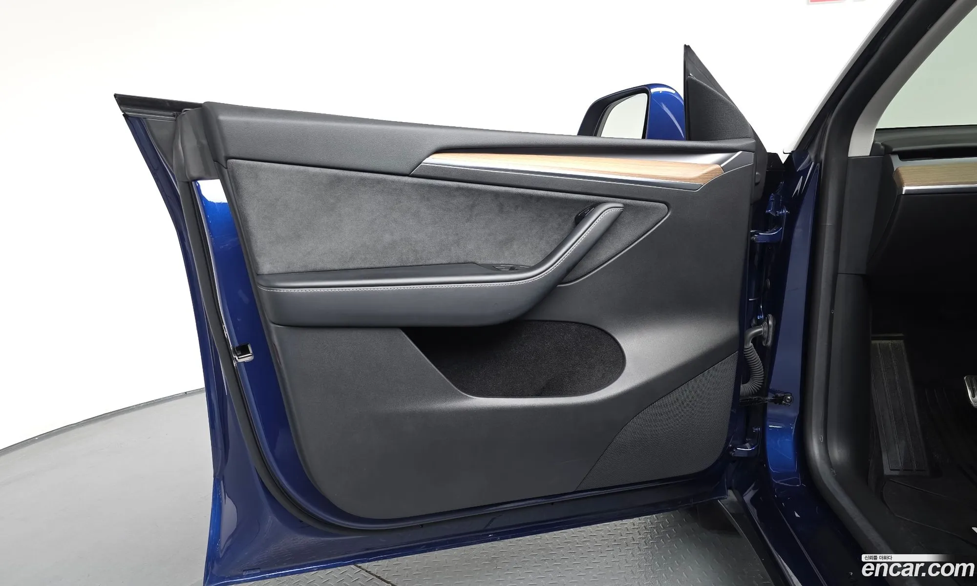 Tesla Model Y 2023 LRWYGCFS1PC074834 — 8
