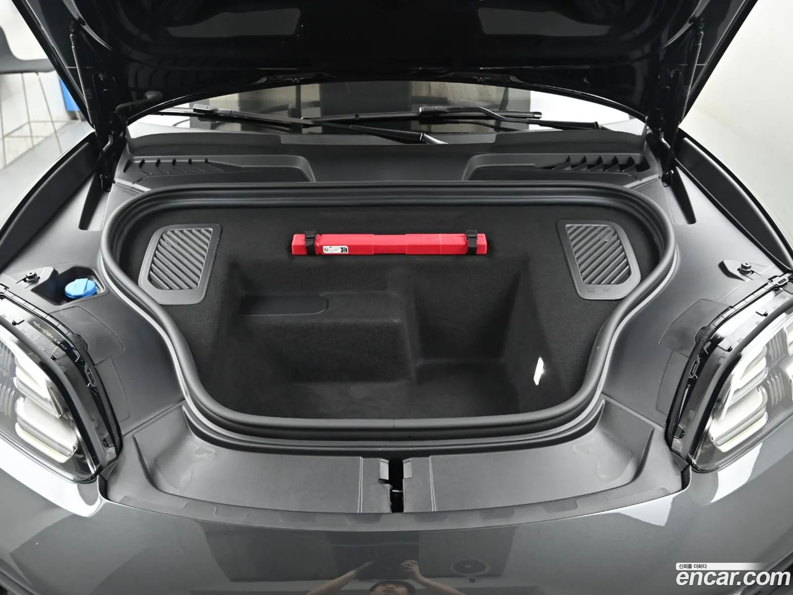 Porsche Macan EV 2025 — 4