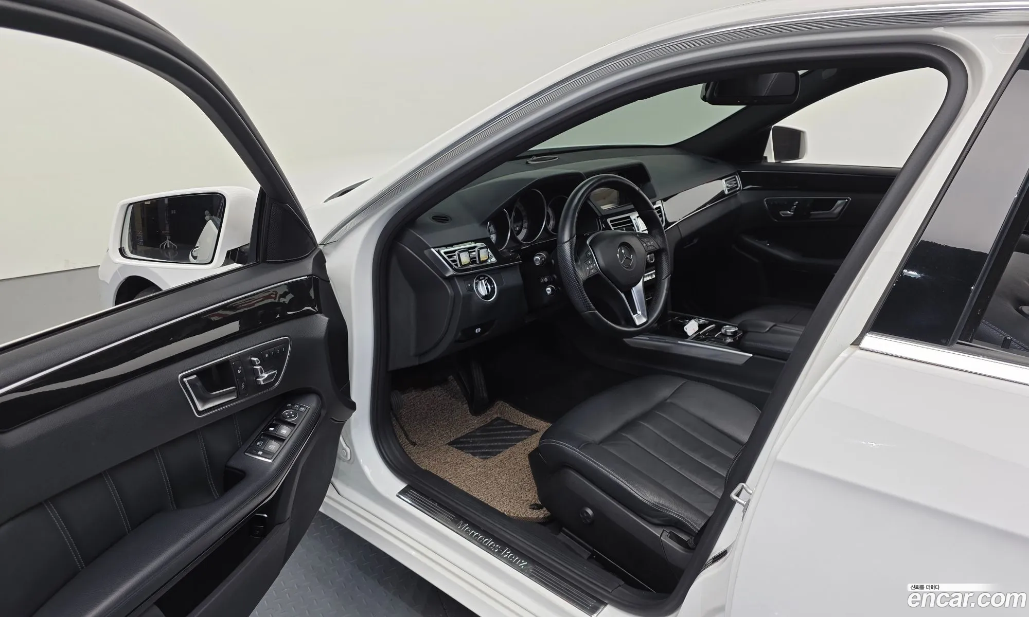 Mercedes-Benz E-Class W212 2014 WDDHF0CB6EA957349 — 4