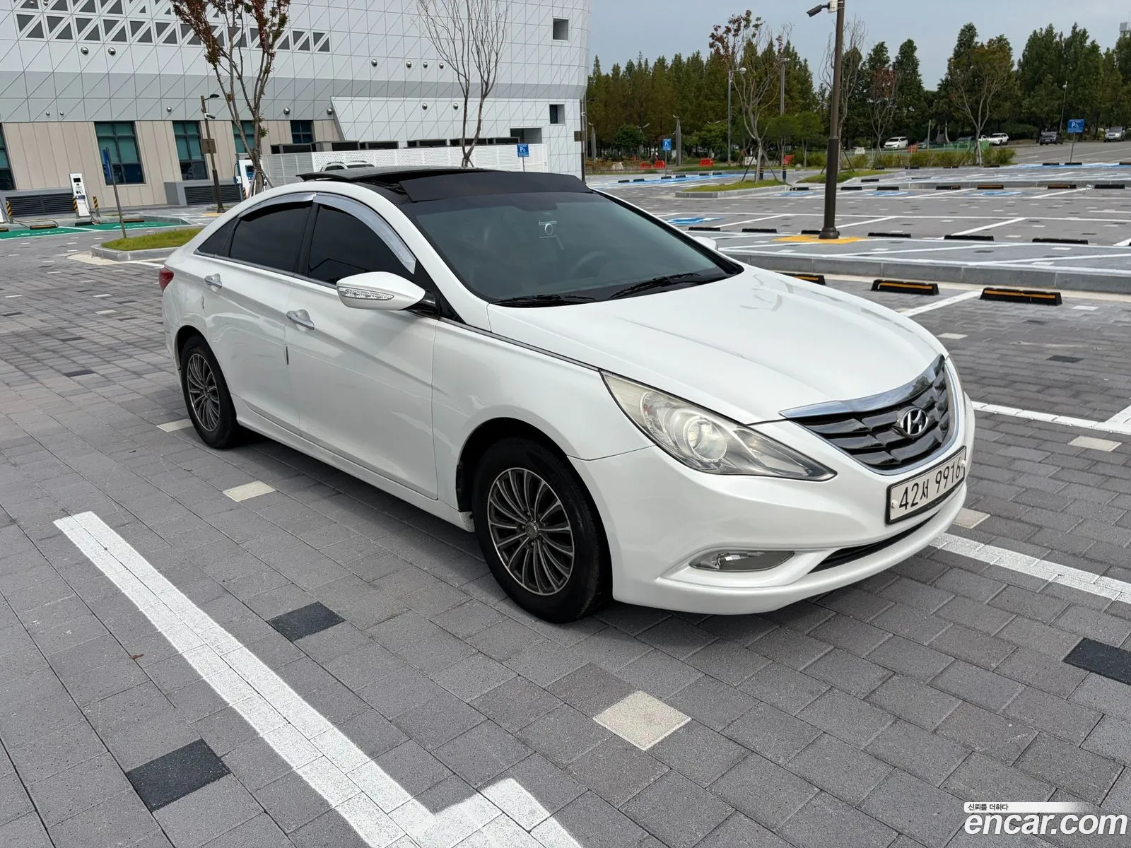 Hyundai YF Sonata 2010 — 12