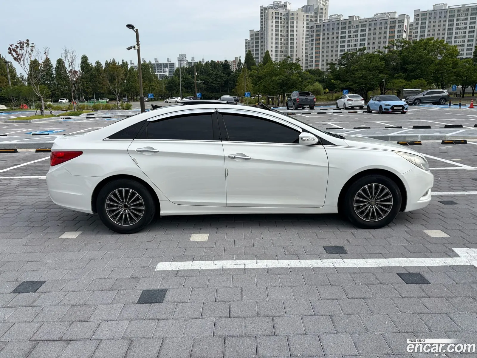 Hyundai YF Sonata 2010 — 14