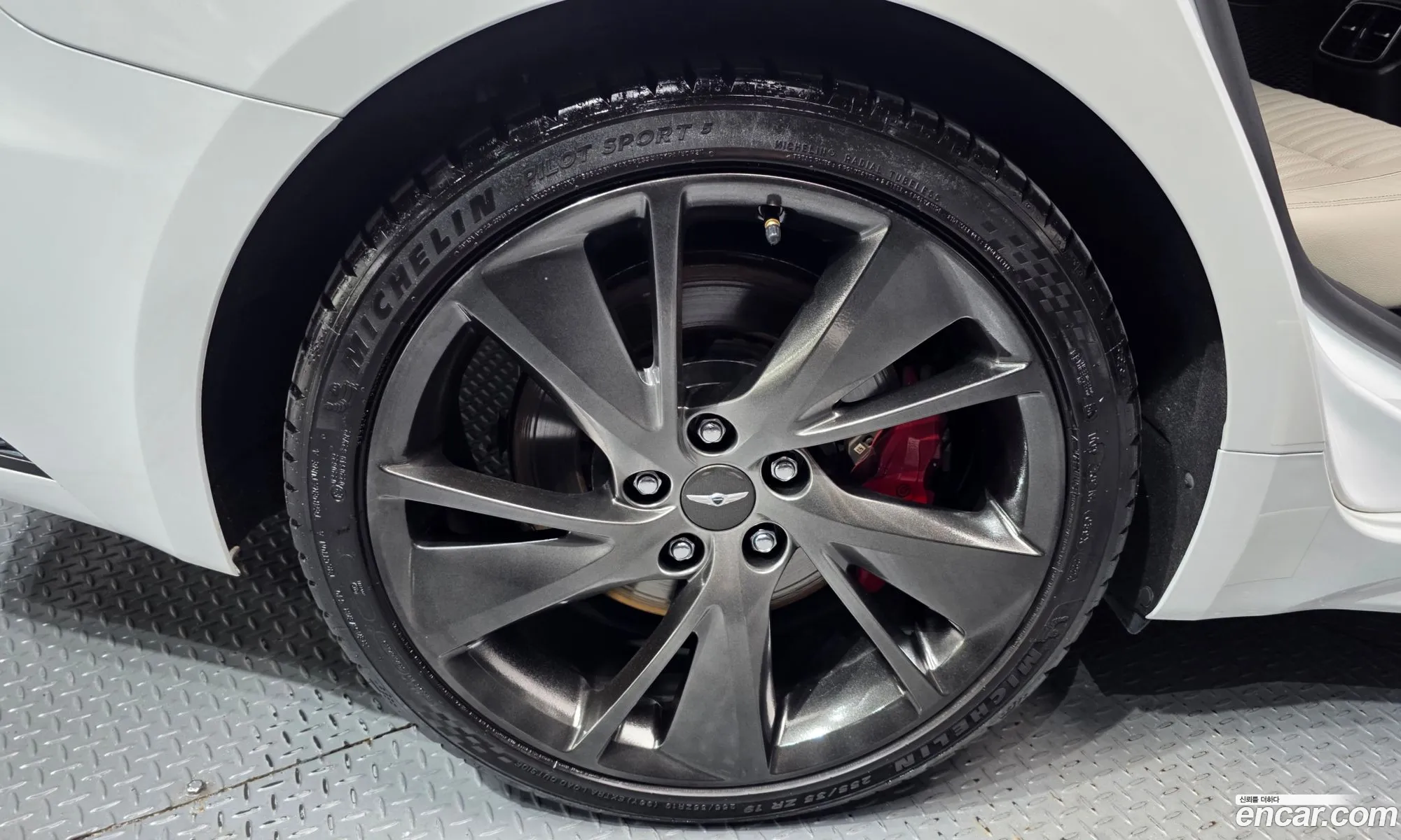 Genesis G70 2021 KMTG141ABMU080147 — 8