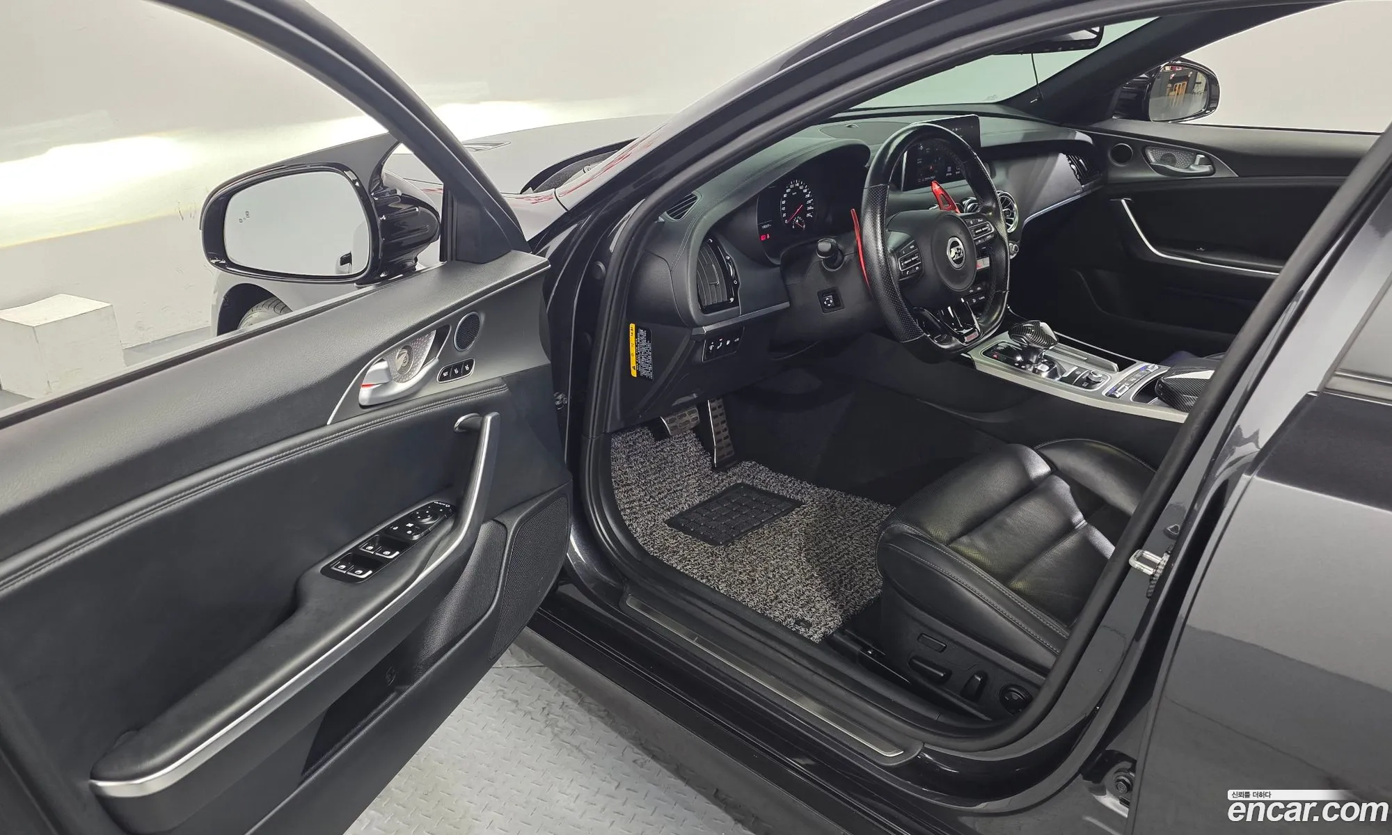 Kia Stinger 2019 KNAE351ABKS064756 — 9