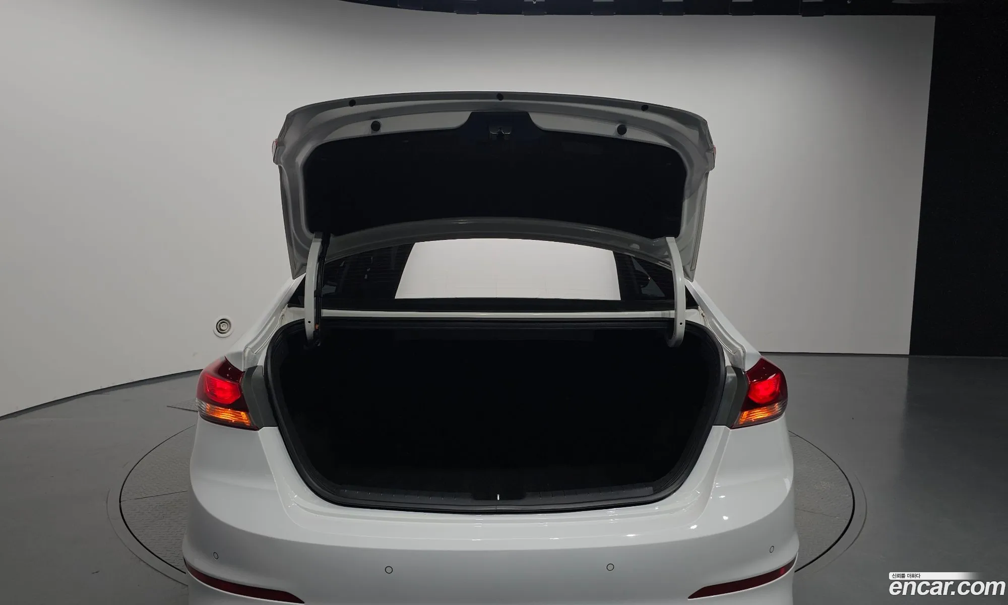 Hyundai Elantra AD 2018 — 28