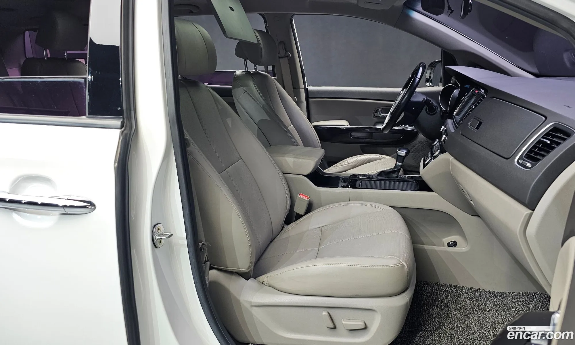 Kia Carnival 2017 KNAME81ABJS356137 — 6
