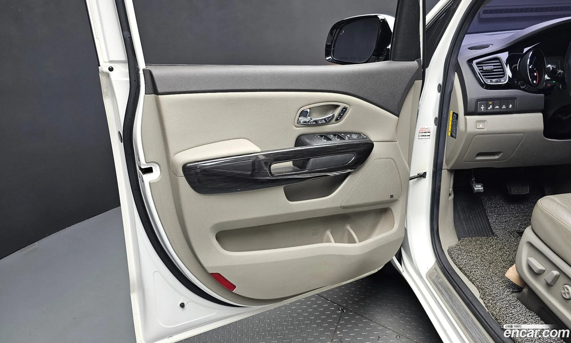 Kia Carnival 2017 KNAME81ABJS356137 — 10
