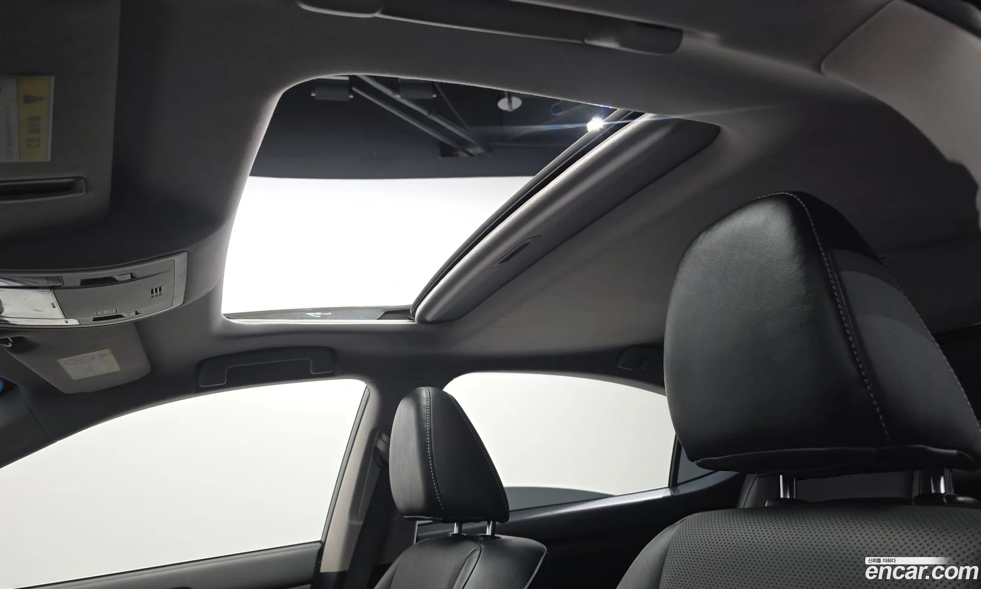 Lexus ES300h 2017 — 12