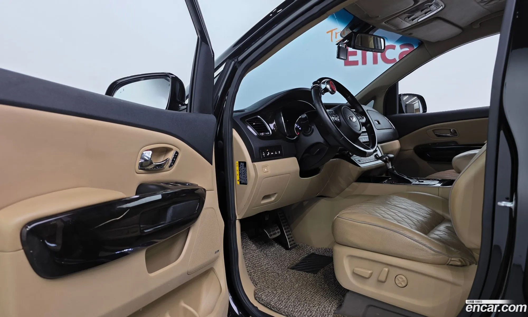Kia Carnival 2018 KNAME811BKS496299 — 2