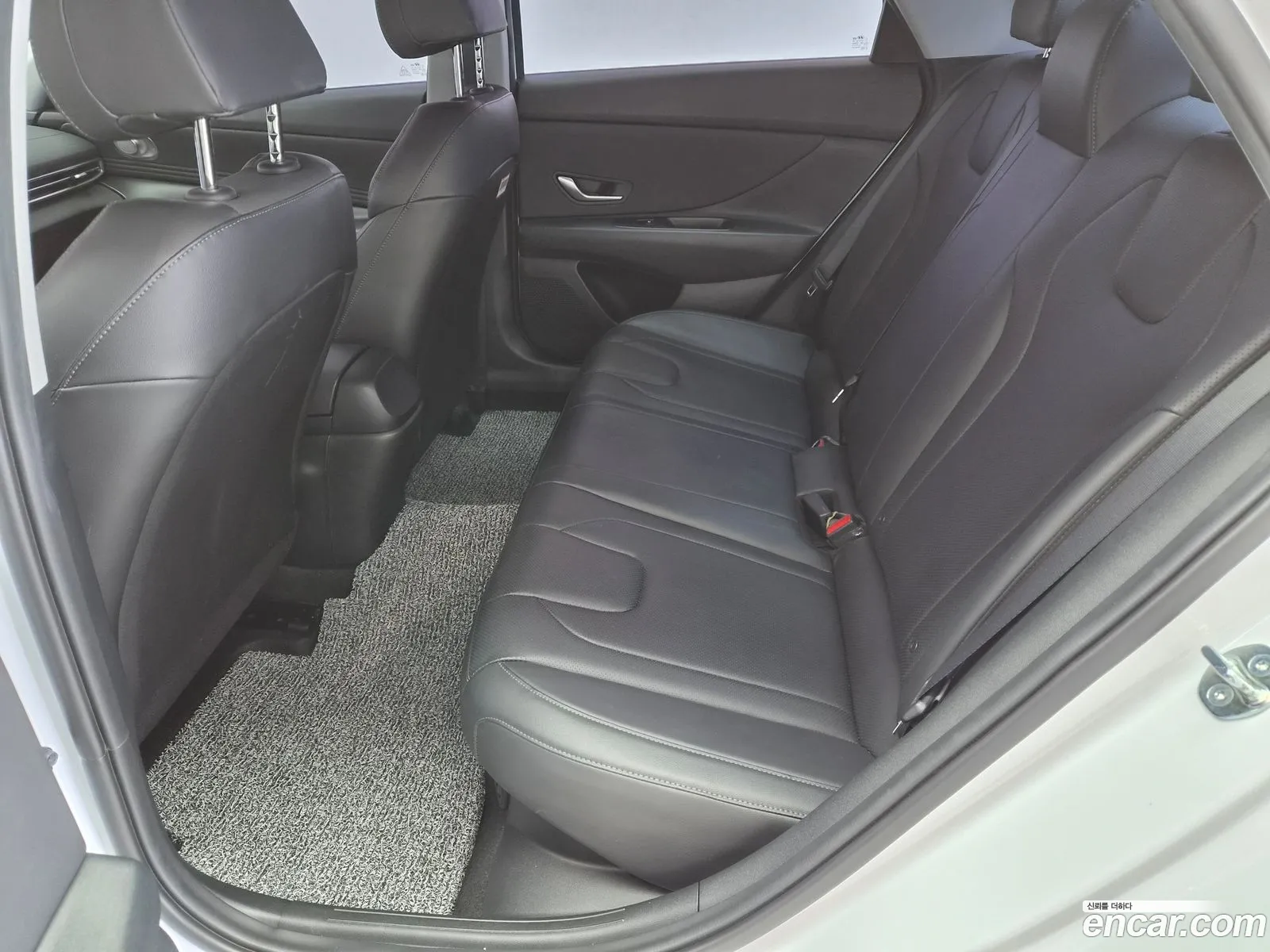 Hyundai Elantra Hybrid 2023 — 12