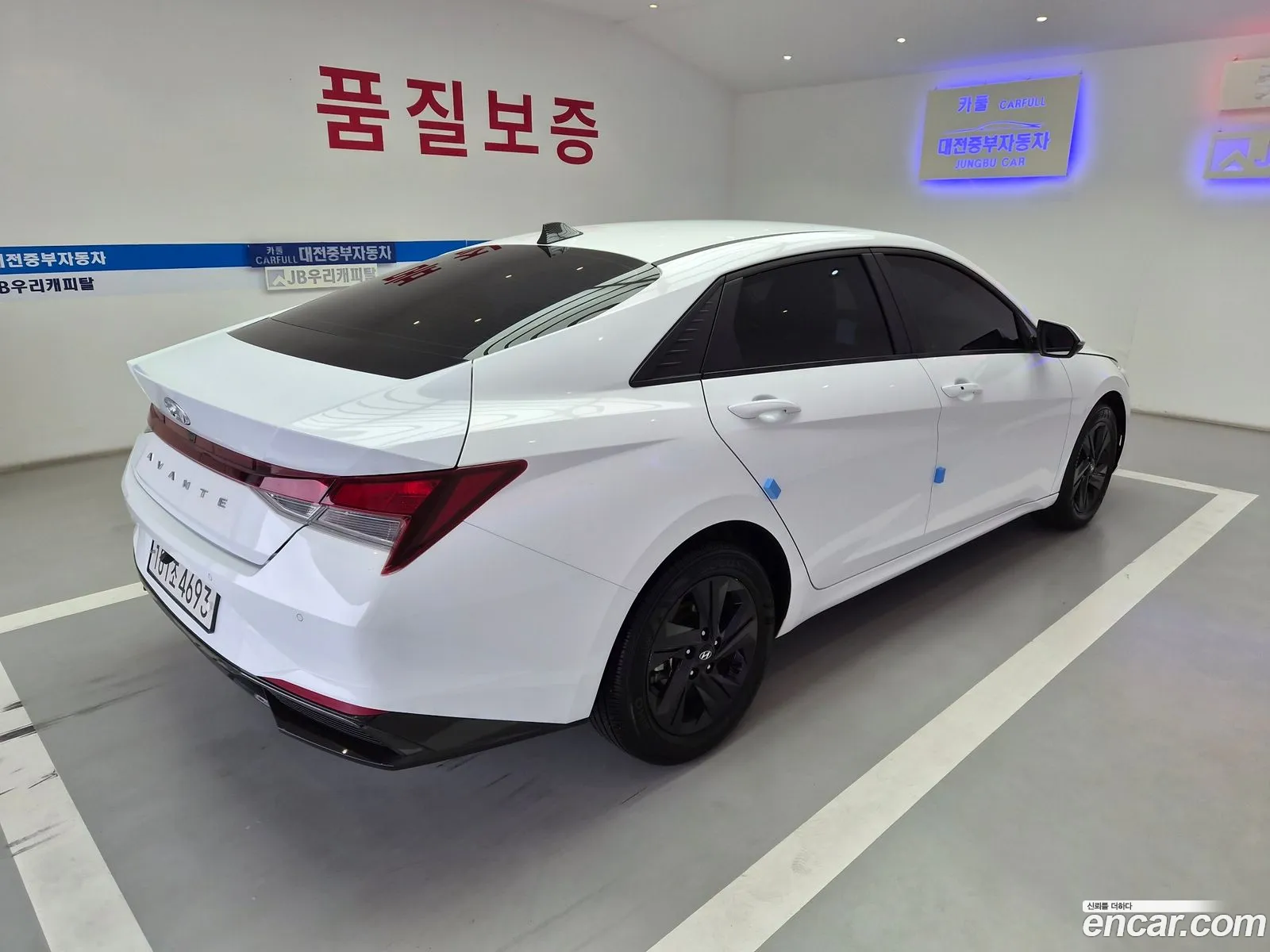 Hyundai Elantra Hybrid 2023 — 17