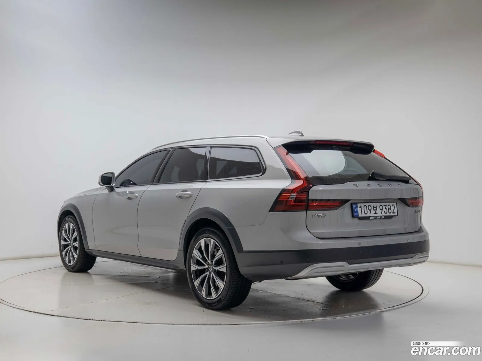 Volvo V90 Cross Country 2023 — 12