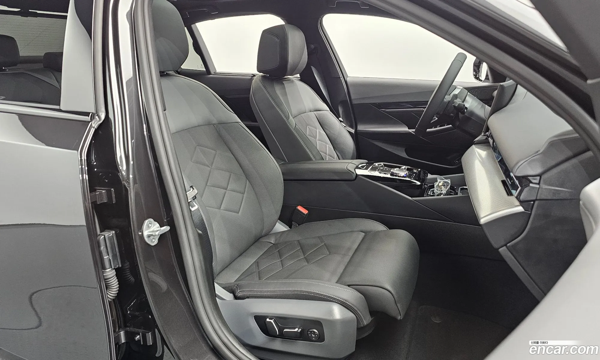 BMW 5 Series 2025 WBA51FJ08SCV35662 — 17