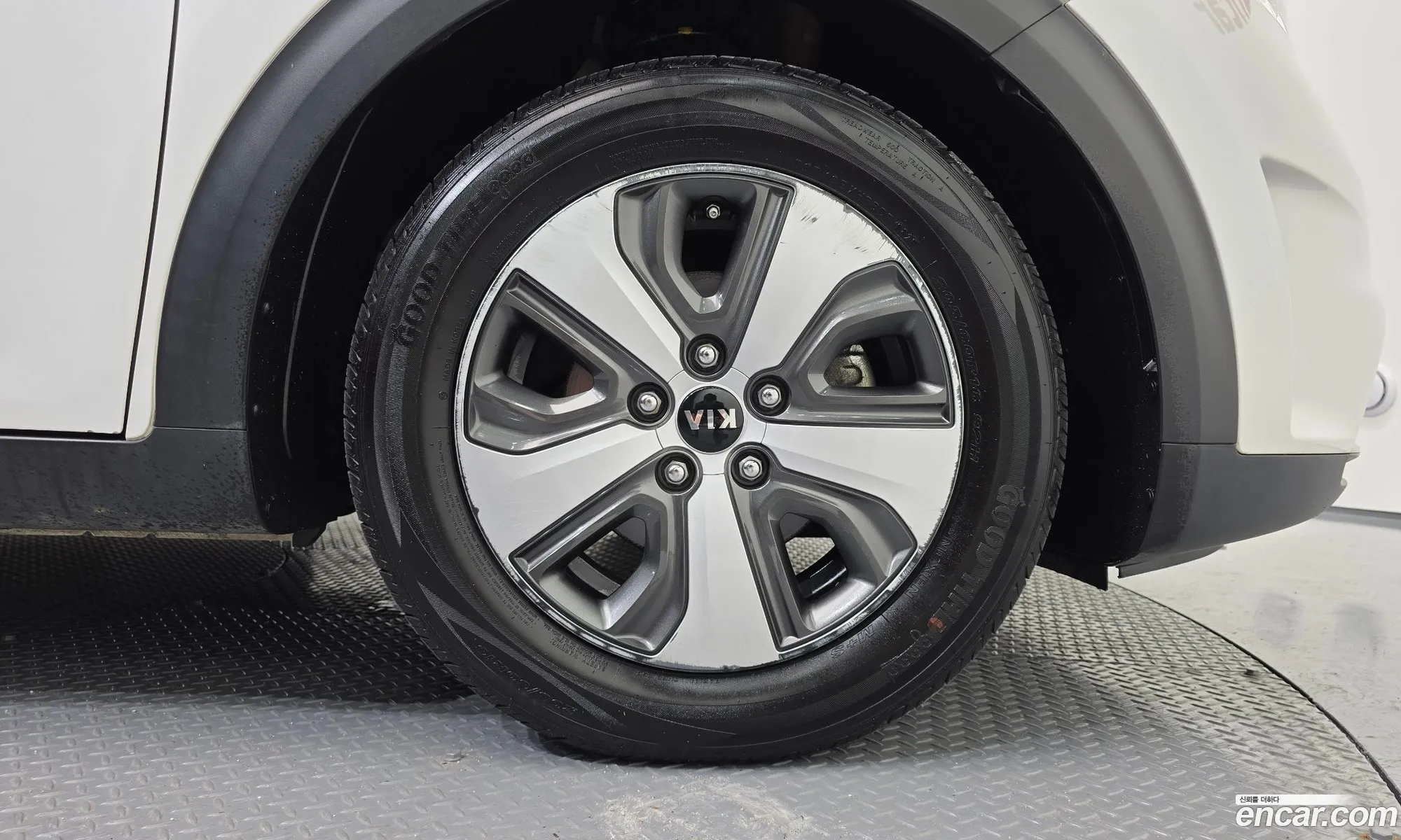 Kia Niro 2017 KNACA81CGHA072090 — 12