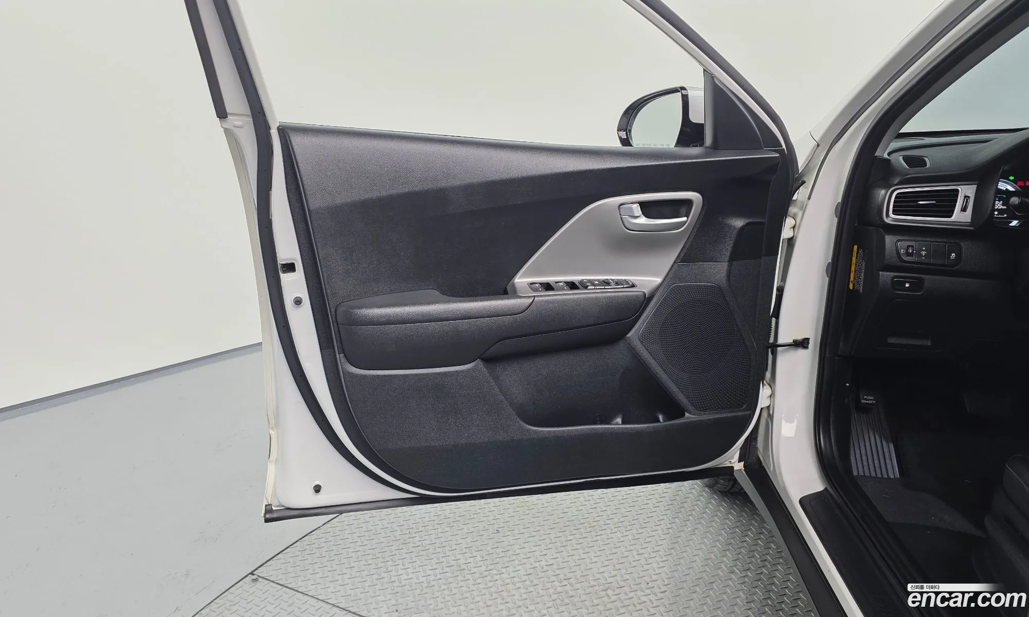 Kia Niro 2017 KNACA81CGHA072090 — 4