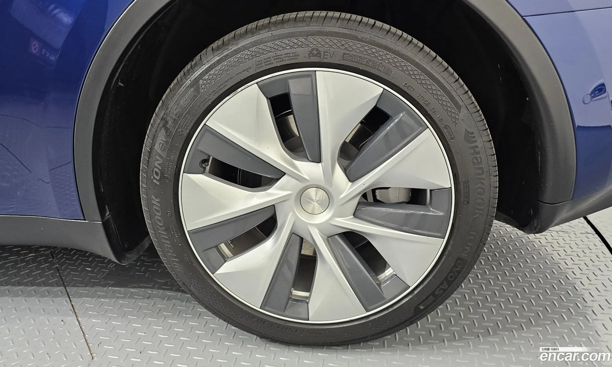 Tesla Model Y 2022 — 18