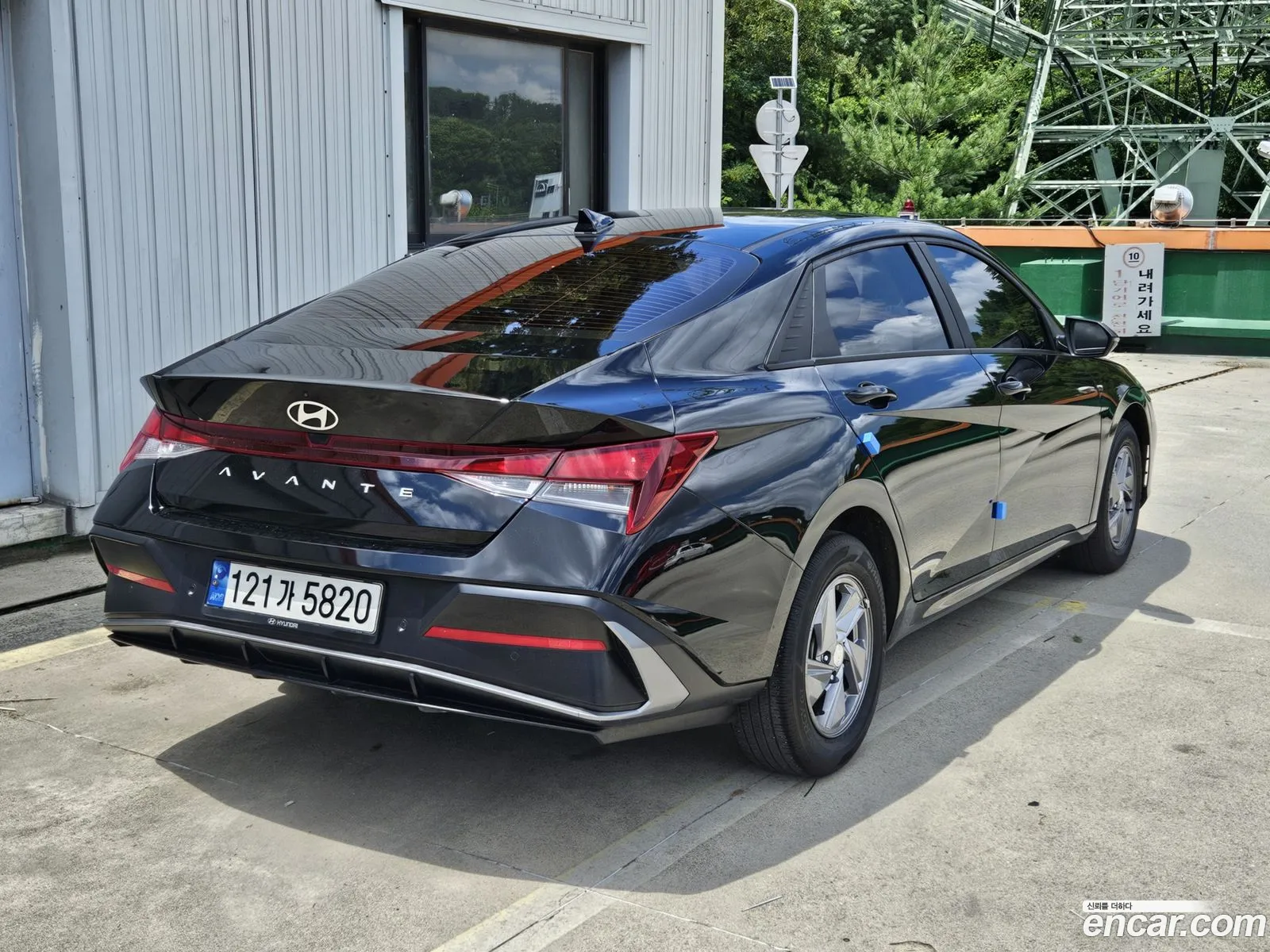 Hyundai Elantra 2023 — 3