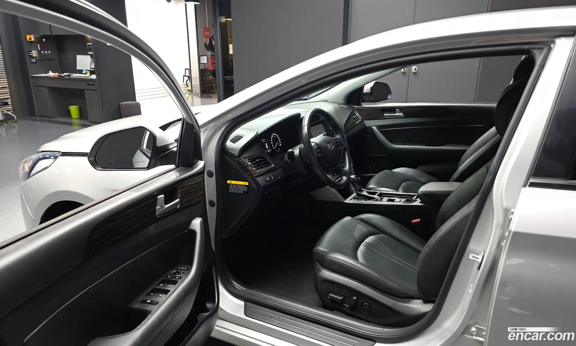 Hyundai LF Sonata 2016 KMHE341CBGA218288 — 9