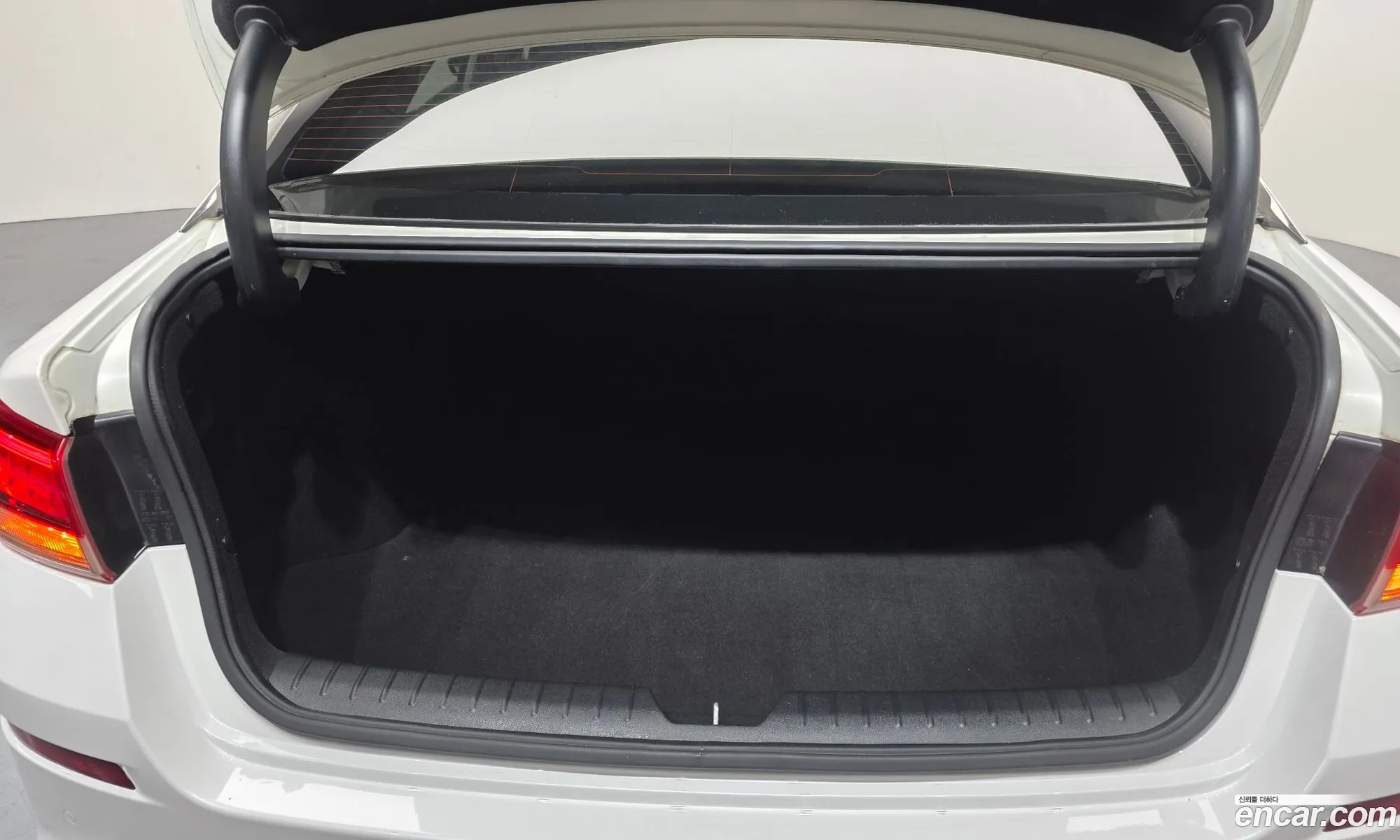 Kia K5 2018 KNAGU411BKA261268 — 17
