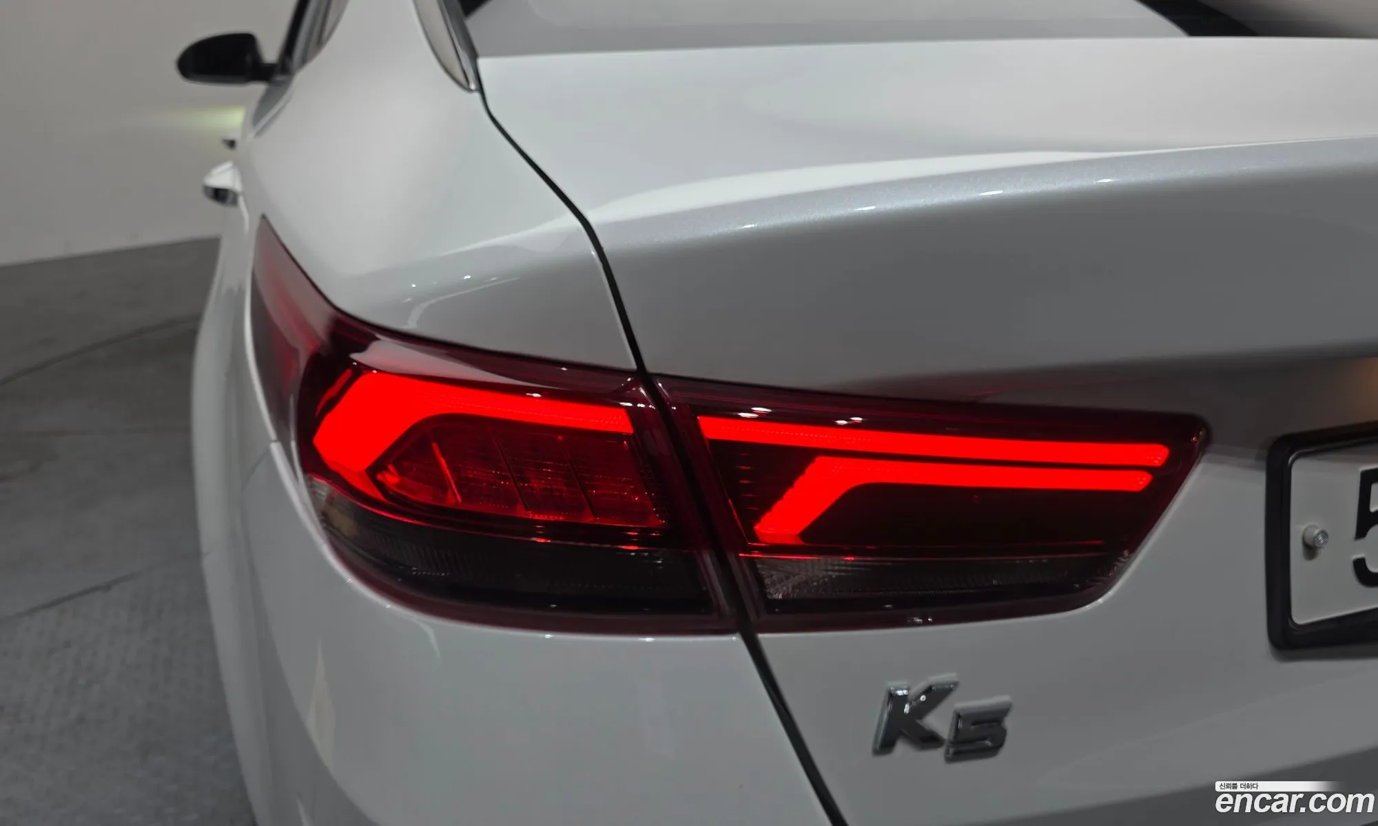 Kia K5 2018 KNAGU411BKA261268 — 10