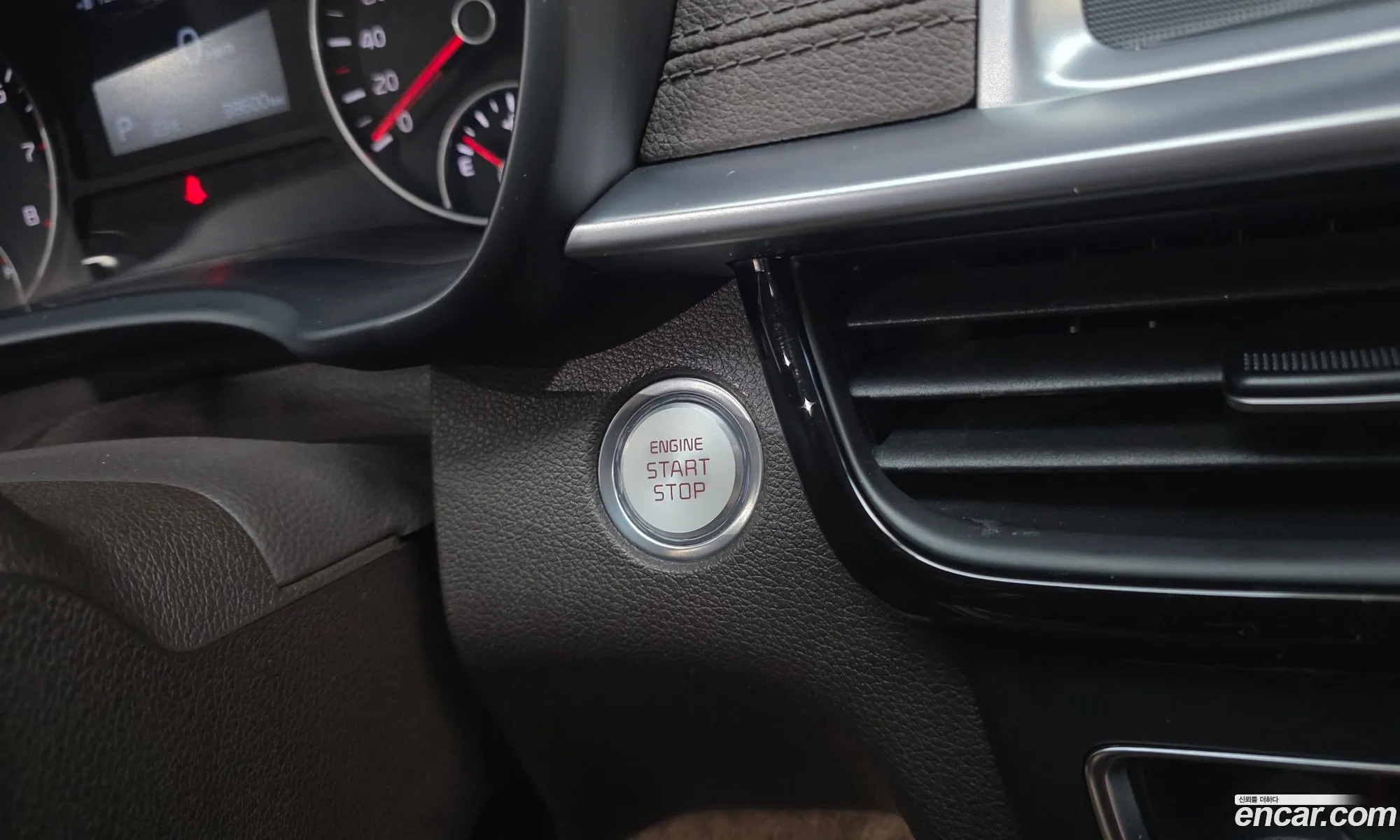 Kia K5 2018 KNAGU411BKA261268 — 9