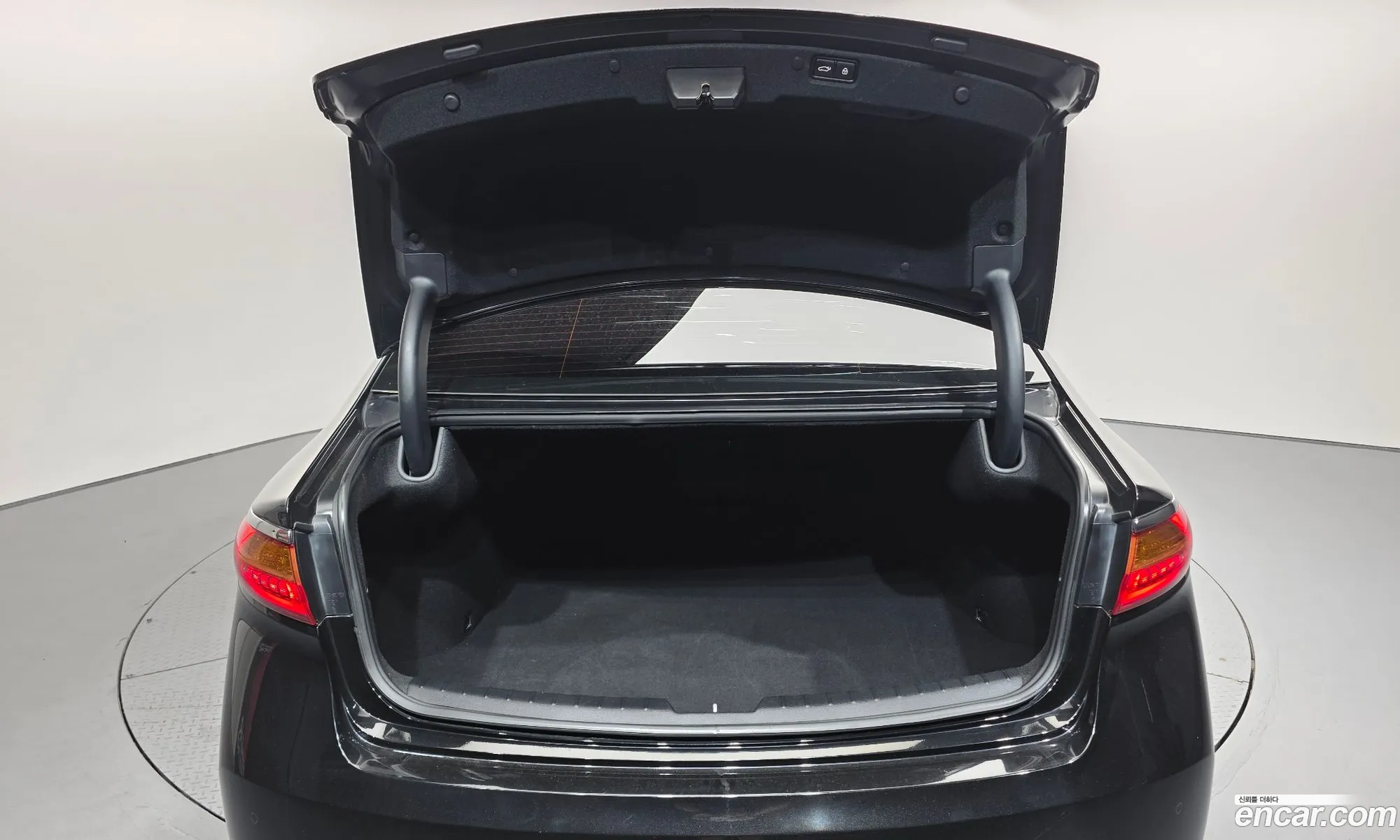 Kia K7 2018 KNALB416BJA125812 — 3