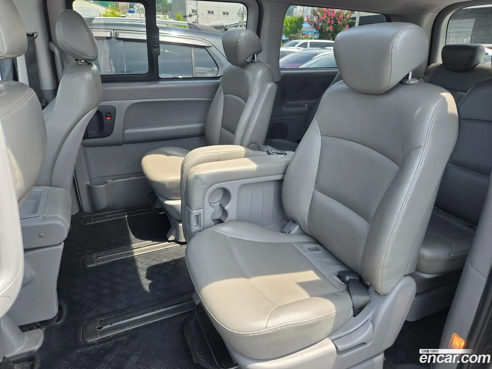 Hyundai Grand Starex 2012 — 17