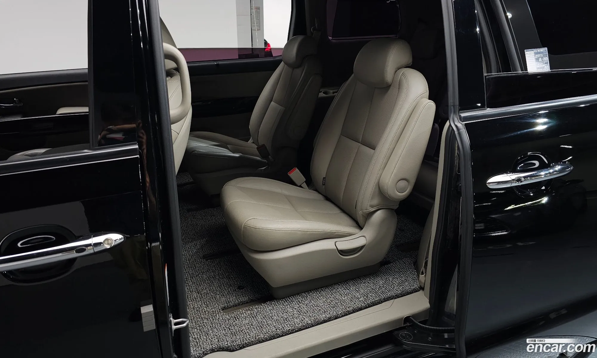 Kia Carnival 2018 KNAME81ABKS478695 — 12