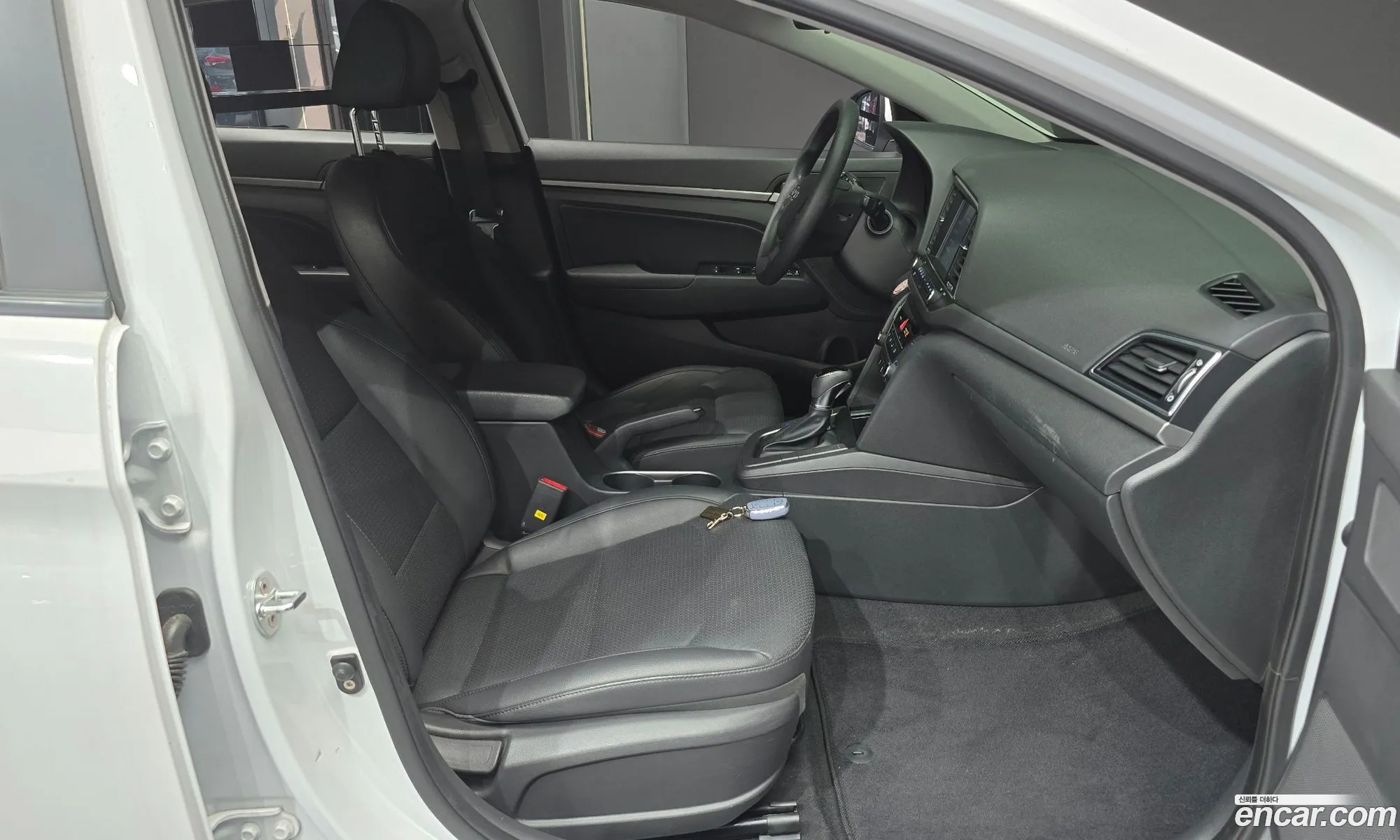 Hyundai Elantra AD 2017 KMHD641DBJU437421 — 4