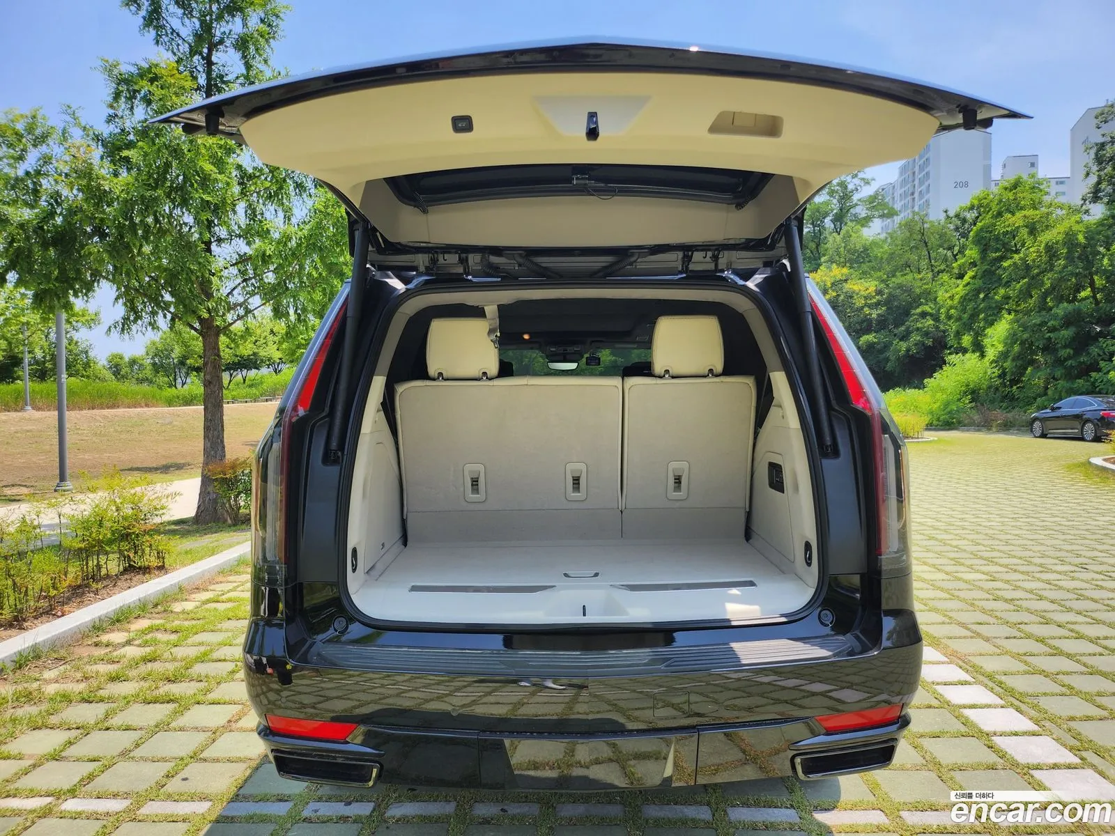 Cadillac Escalade 2023 — 14