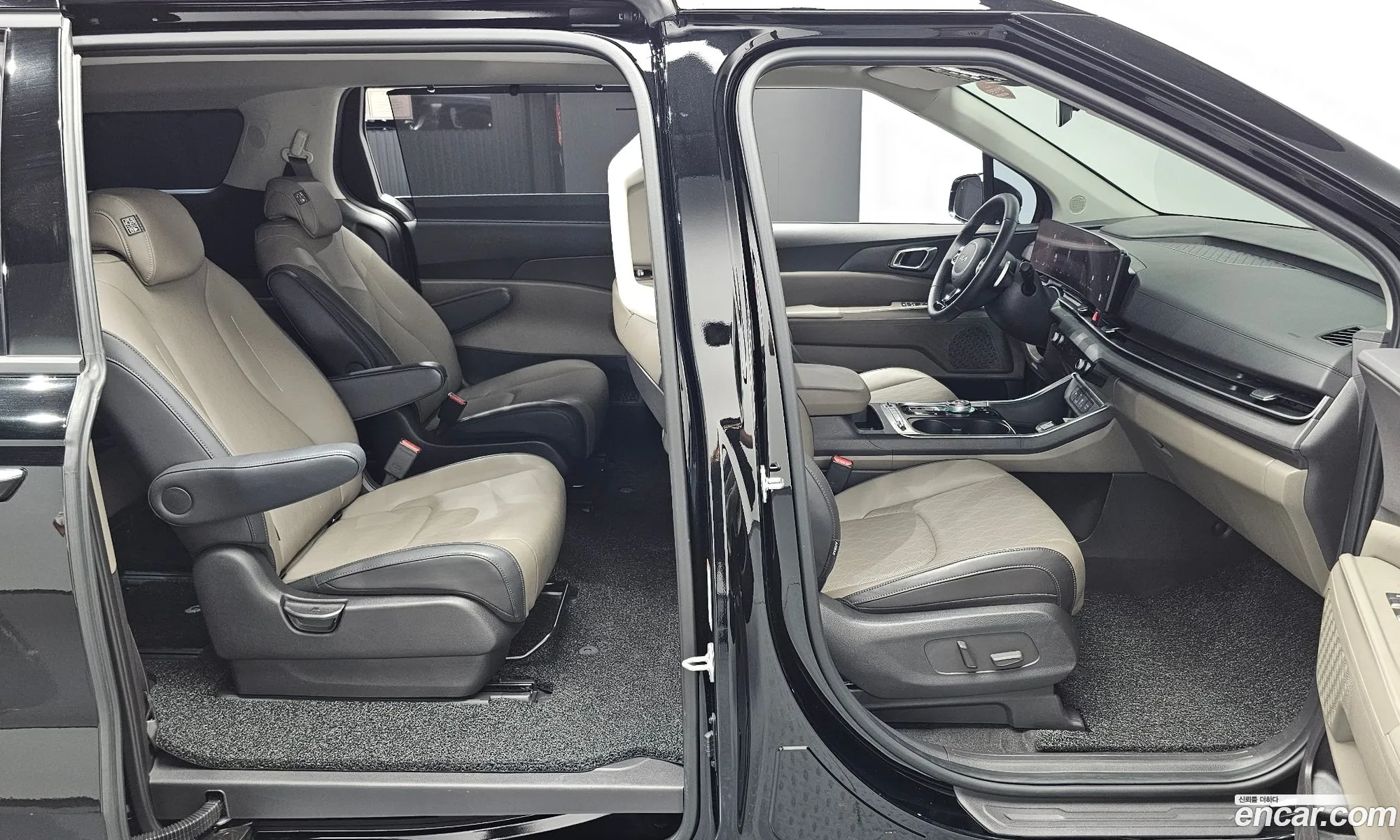 Kia Carnival 2024 KNANC81BBRS447950 — 4