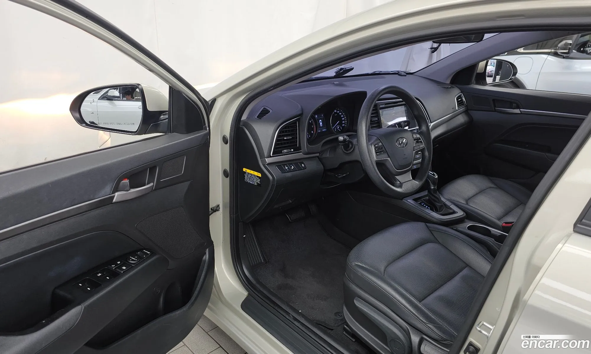 Hyundai Elantra AD 2016 KMHD641DBHU339247 — 28