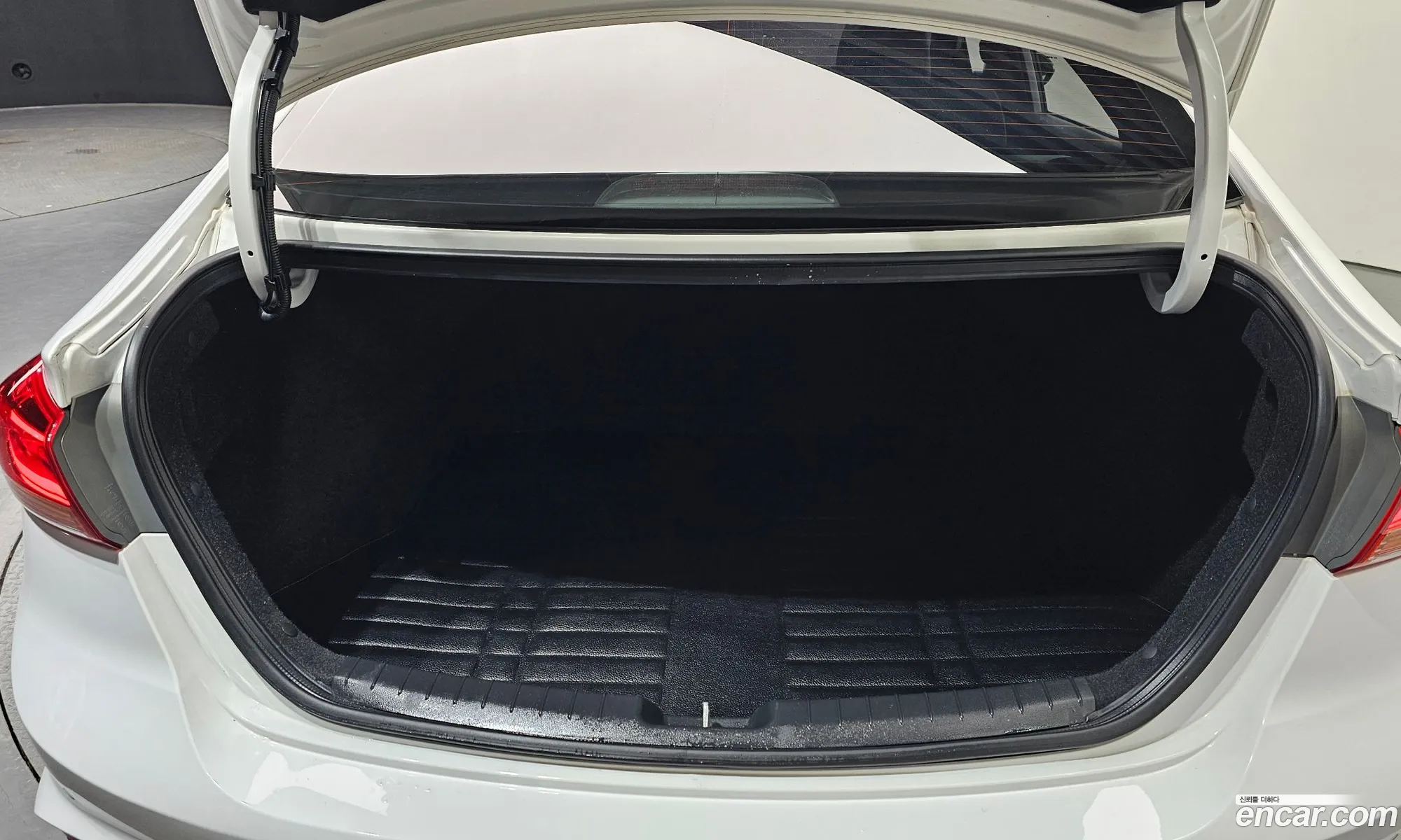 Hyundai Elantra AD 2016 KMHDR41BAHU201991 — 9