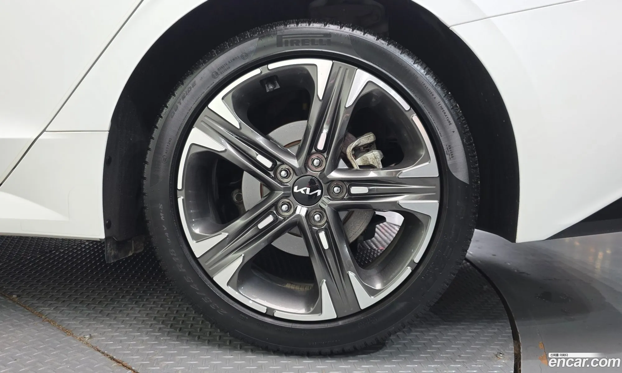 Kia K5 2022 KNAG341ABPA208695 — 3