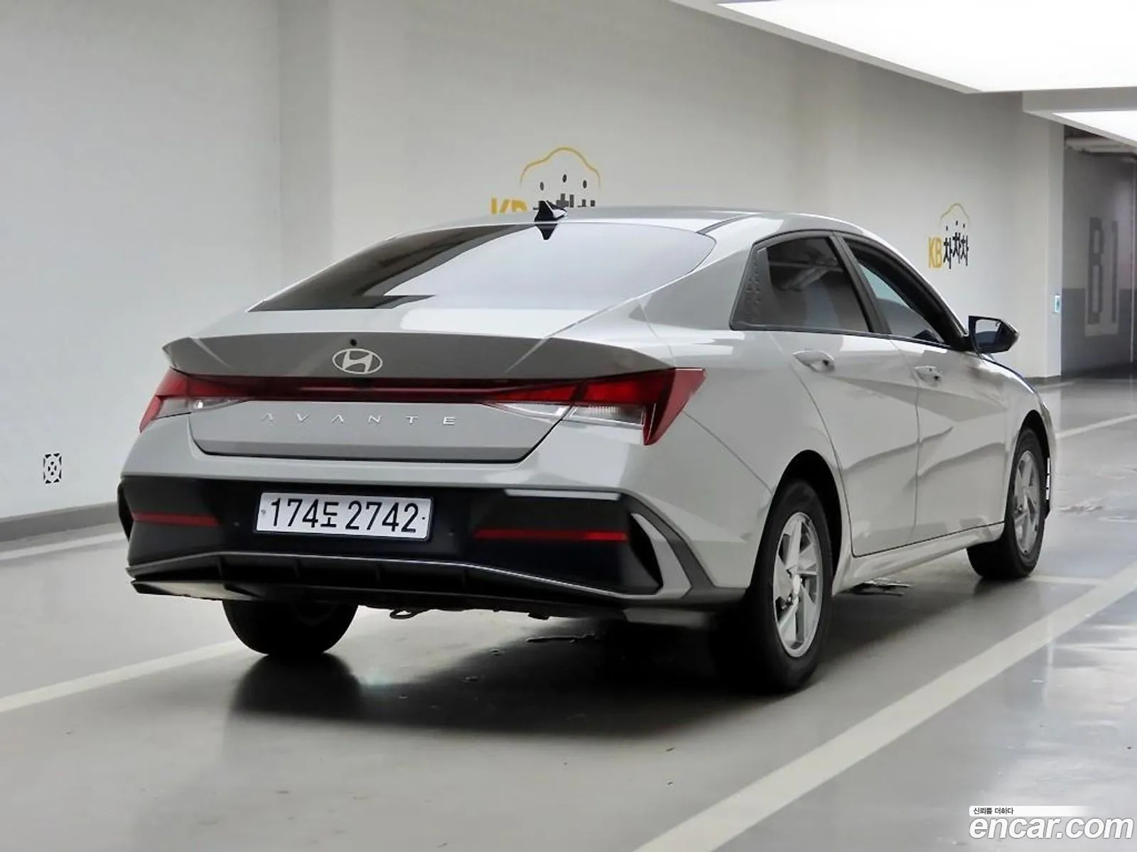 Hyundai Elantra 2023 — 4