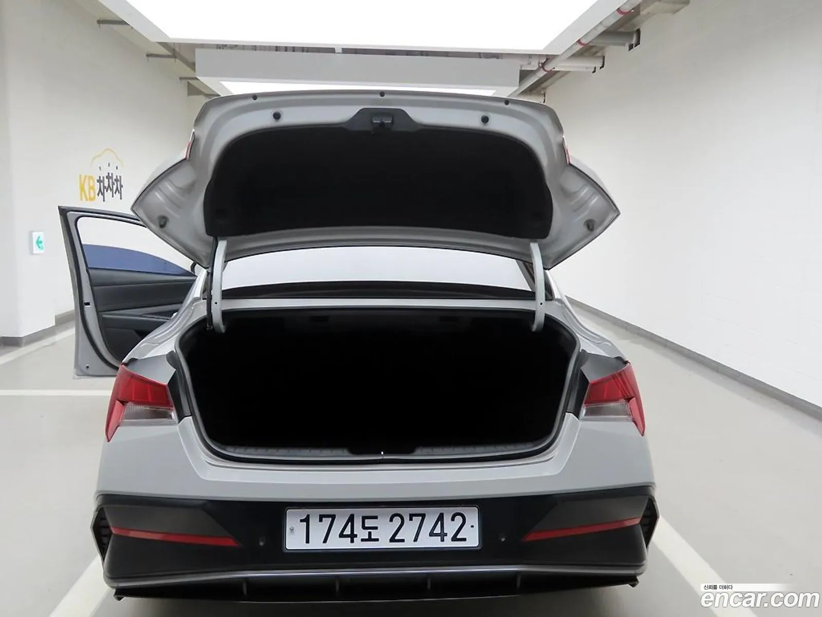 Hyundai Elantra 2023 — 17
