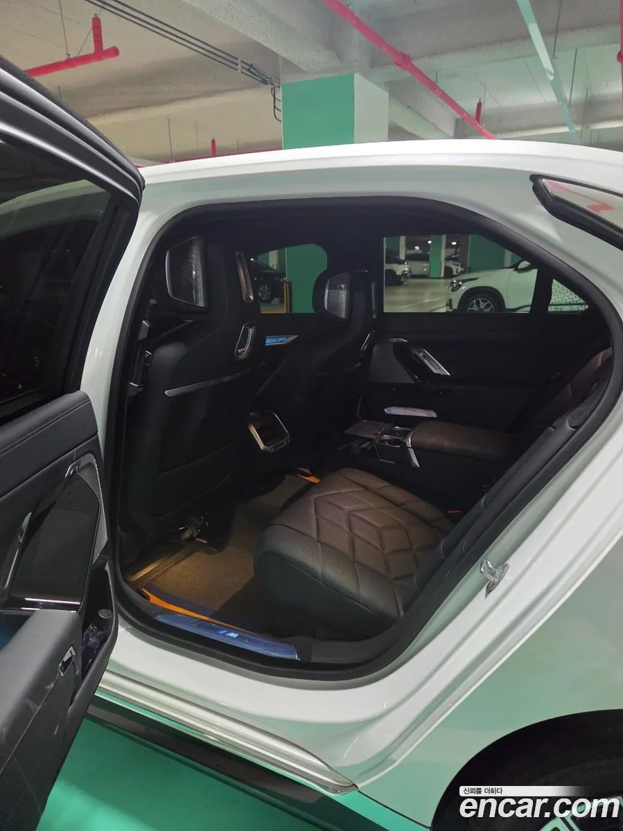 BMW 7 Series 2024 — 8