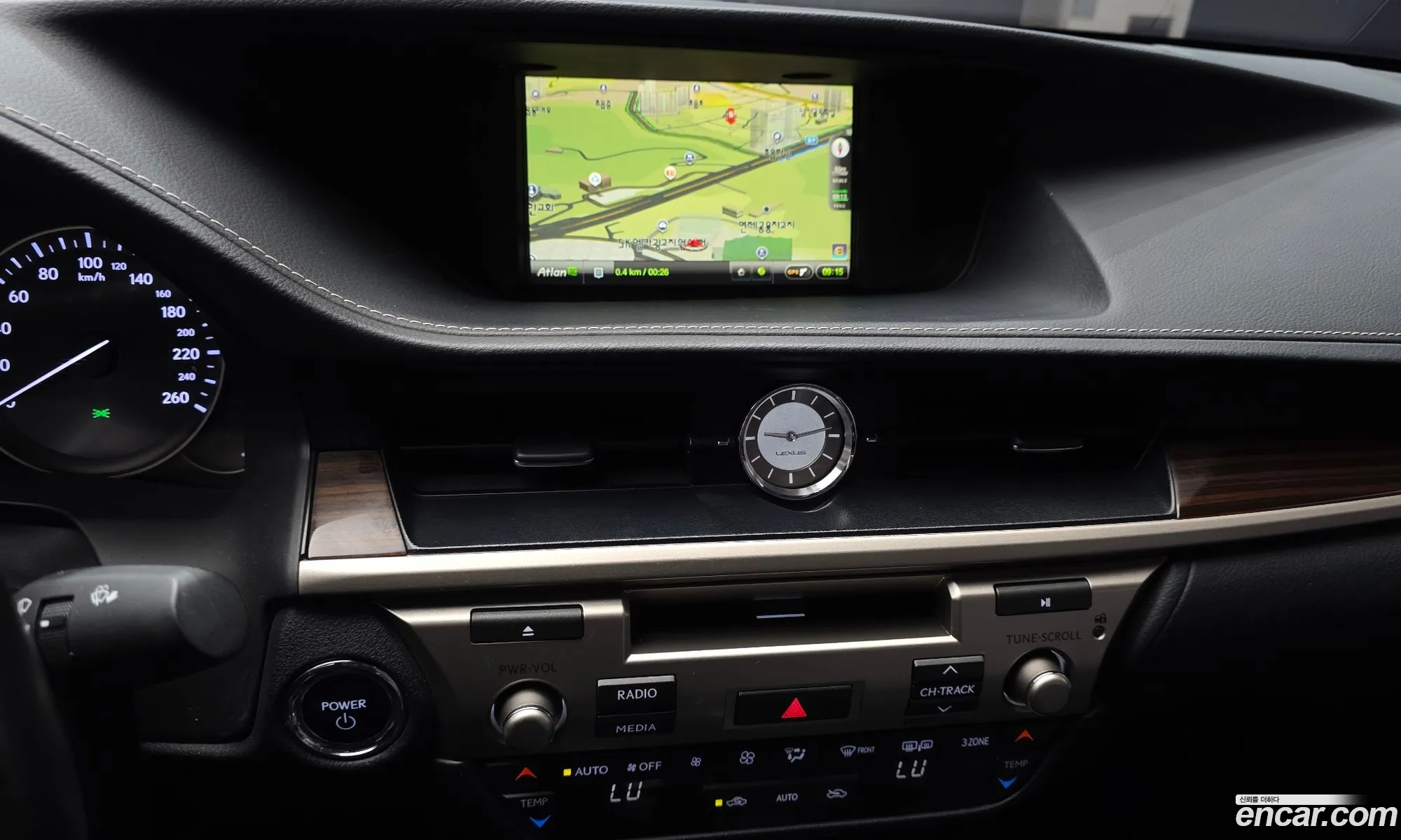 Lexus ES300h 2016 — 16