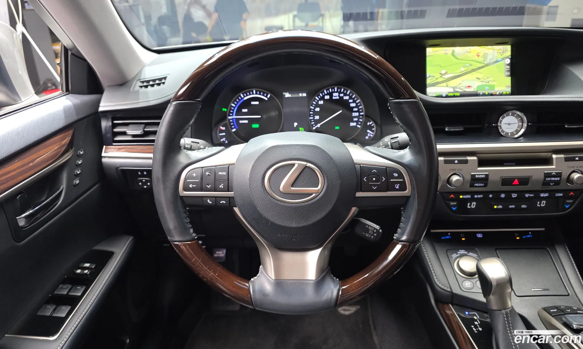 Lexus ES300h 2016 — 14