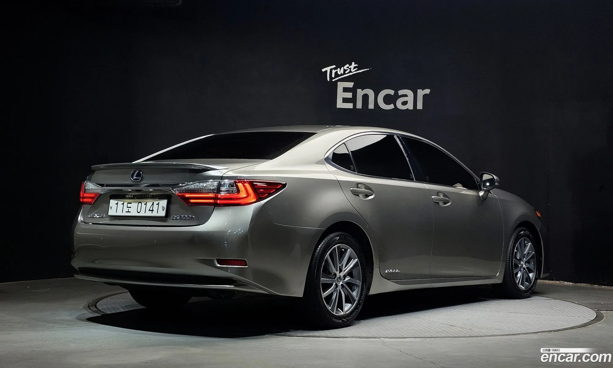 Lexus ES300h 2016 — 11