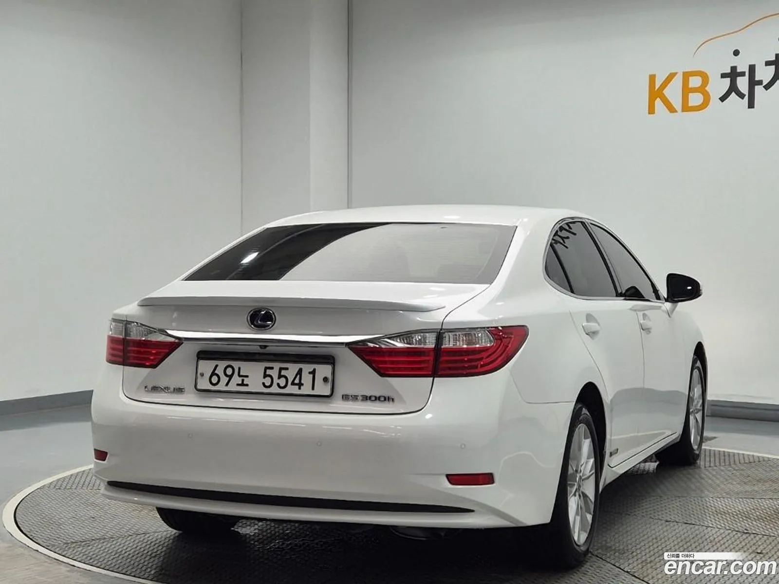Lexus ES300h 2013 — 16