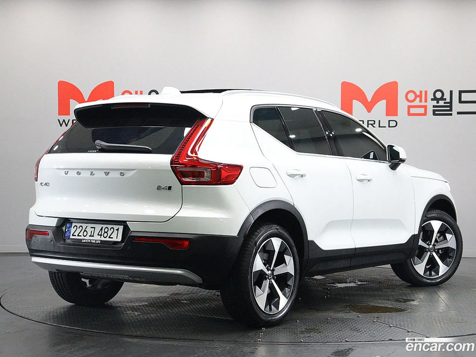 Volvo XC40 2024 — 2
