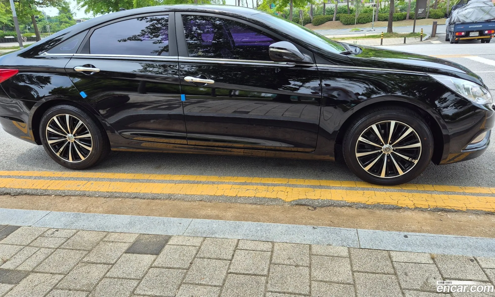 Hyundai YF Sonata 2012 — 12